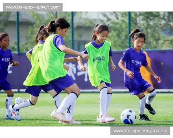 足球女队：她们在绿茵场上绽放的力量与温度