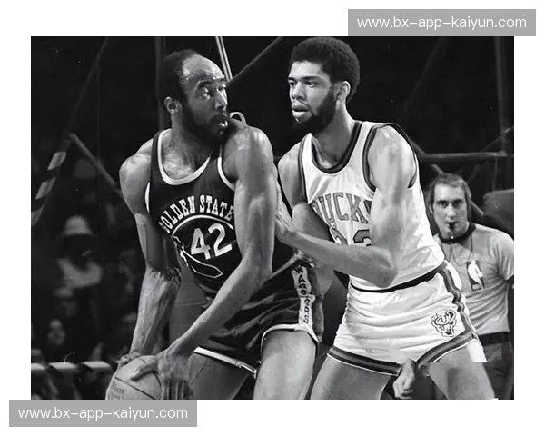 篮球的史诗：张伯伦与拉塞尔的巅峰对决，谁才是真正的王者？